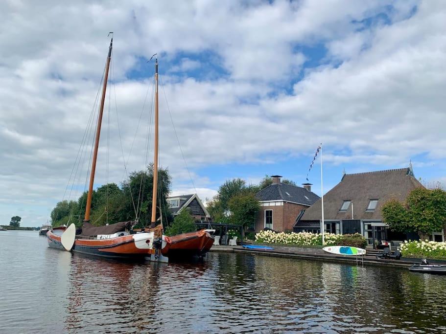 Puur Eastermar - Monumentaal, Authentiek En Luxe Koetshuis Aan Open Vaarwater Met Jacuzzi En Sauna Oostermeer Kültér fotó