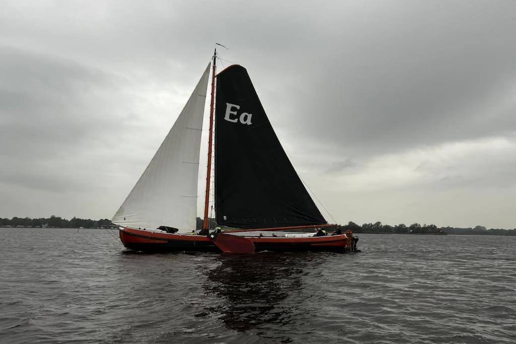 Puur Eastermar - Monumentaal, Authentiek En Luxe Koetshuis Aan Open Vaarwater Met Jacuzzi En Sauna Oostermeer Kültér fotó