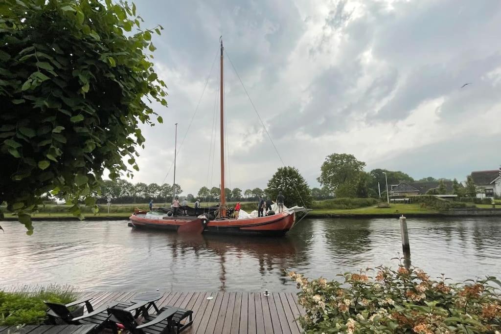 Puur Eastermar - Monumentaal, Authentiek En Luxe Koetshuis Aan Open Vaarwater Met Jacuzzi En Sauna Oostermeer Kültér fotó