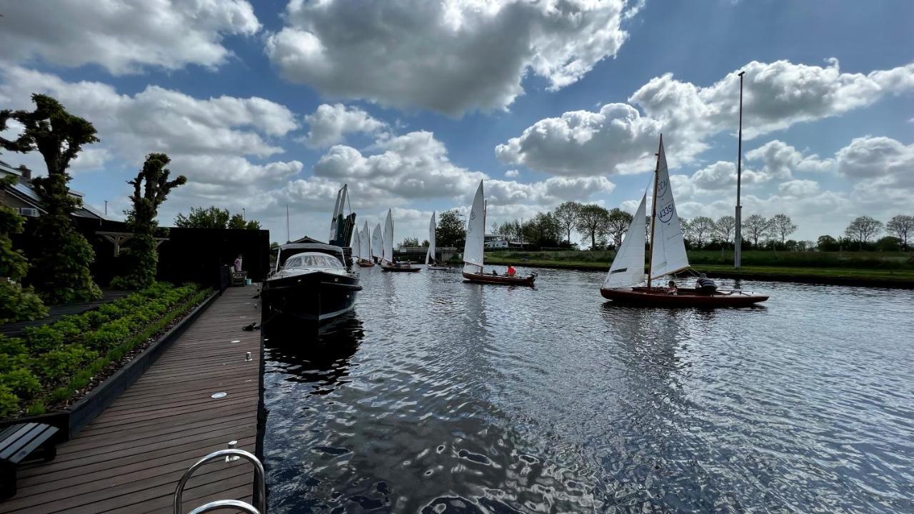 Puur Eastermar - Monumentaal, Authentiek En Luxe Koetshuis Aan Open Vaarwater Met Jacuzzi En Sauna Oostermeer Kültér fotó