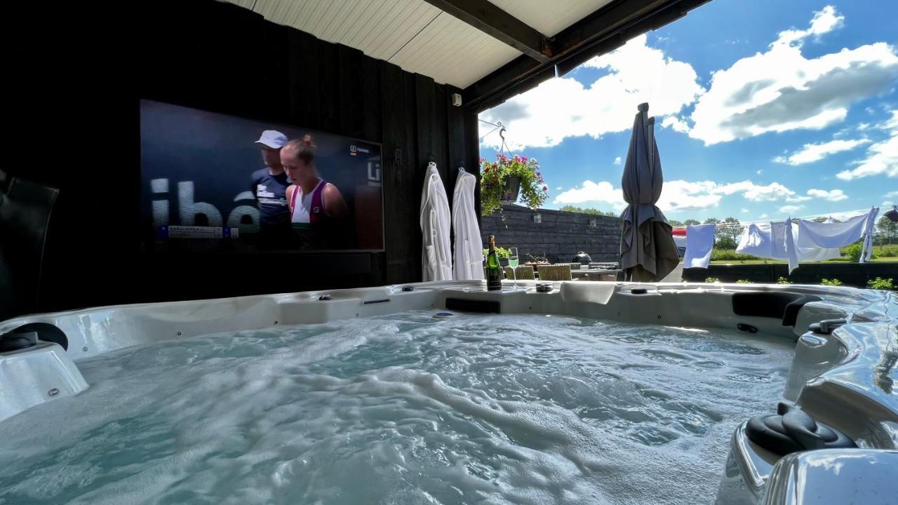 Puur Eastermar - Monumentaal, Authentiek En Luxe Koetshuis Aan Open Vaarwater Met Jacuzzi En Sauna Oostermeer Kültér fotó