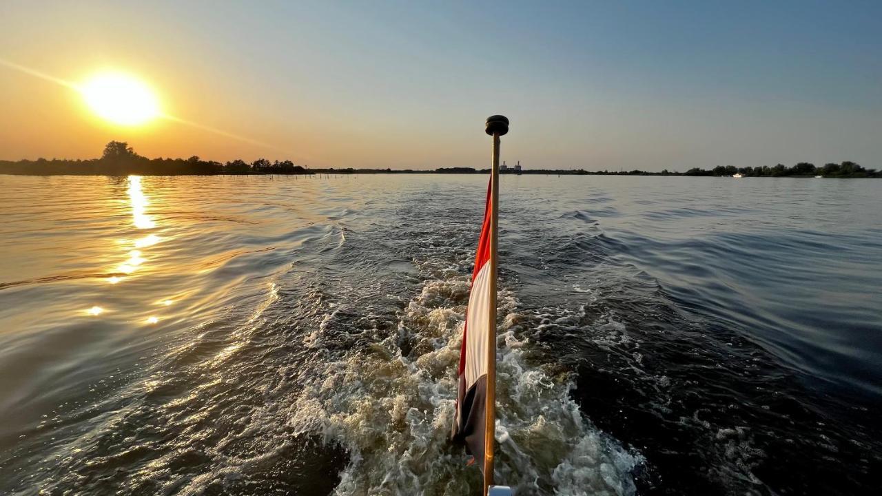 Puur Eastermar - Monumentaal, Authentiek En Luxe Koetshuis Aan Open Vaarwater Met Jacuzzi En Sauna Oostermeer Kültér fotó