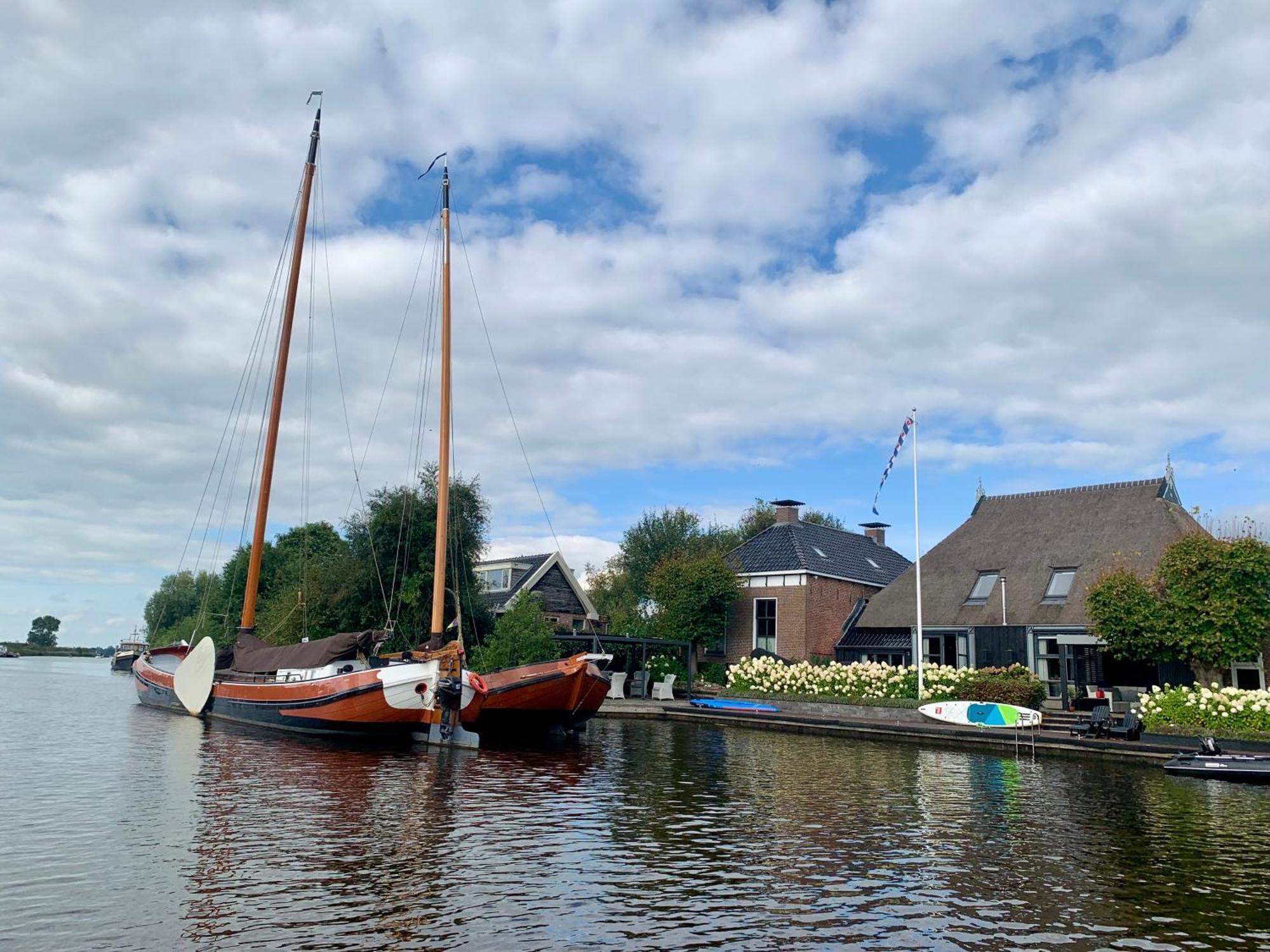 Puur Eastermar - Monumentaal, Authentiek En Luxe Koetshuis Aan Open Vaarwater Met Jacuzzi En Sauna Oostermeer Kültér fotó