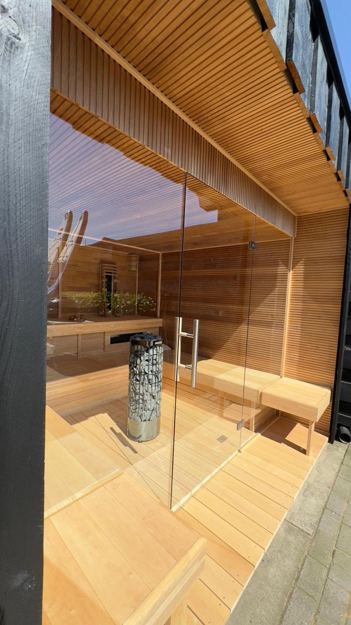 Puur Eastermar - Monumentaal, Authentiek En Luxe Koetshuis Aan Open Vaarwater Met Jacuzzi En Sauna Oostermeer Kültér fotó